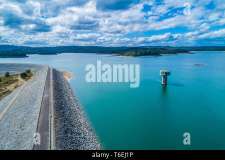 Cardinia Stausee und Wasserturm - Luftbild Landschaft Stockfoto