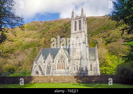 Kylemore Abbey neugotischen Kirche, Berge von Connemara, Galway, Irland Stockfoto