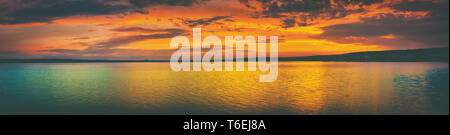 Sonnenuntergang über dem See. Erstaunliches Panorama Landschaft Stockfoto