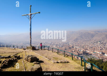 Touristische genießen Sie einen malerischen Blick auf die historischen Stadt Cusco aus der Holz- christliche Kreuz auf Saqsaywaman archäologische Stätte, Cusco Region, Peru Stockfoto