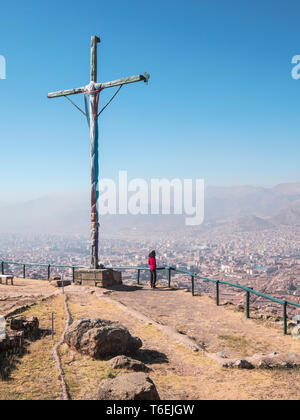 Touristische genießen Sie einen malerischen Blick auf die historischen Stadt Cusco aus der Holz- christliche Kreuz auf Saqsaywaman archäologische Stätte, Cusco Region, Peru Stockfoto