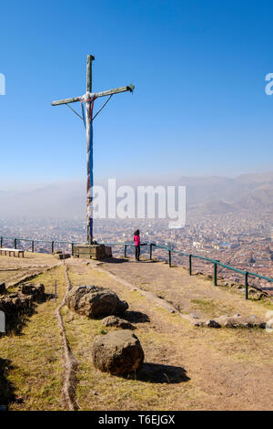 Touristische genießen Sie einen malerischen Blick auf die historischen Stadt Cusco aus der Holz- christliche Kreuz auf Saqsaywaman archäologische Stätte, Cusco Region, Peru Stockfoto