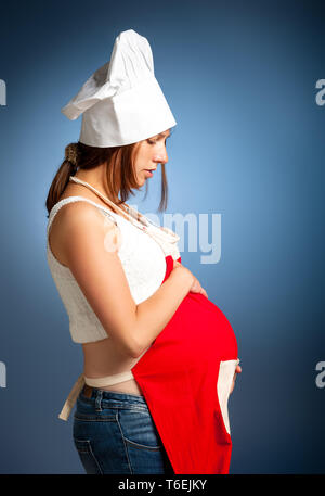 Ein Brötchen im Ofen. Schwangere Frau Koch. Stockfoto