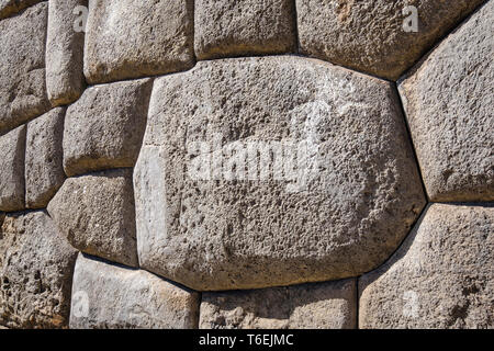 Detail der erstaunliche Arbeit durch die Inca Empire Arbeitnehmer auf den Bau der trockenen Steinwänden (kein Mörtel verwendet) auf Saqsaywaman archäologische Stätte in der Nähe von Cus Stockfoto