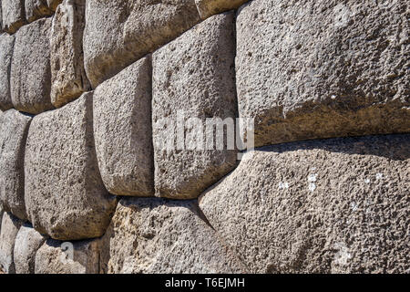 Detail der erstaunliche Arbeit durch die Inca Empire Arbeitnehmer auf den Bau der trockenen Steinwänden (kein Mörtel verwendet) auf Saqsaywaman archäologische Stätte in der Nähe von Cus Stockfoto