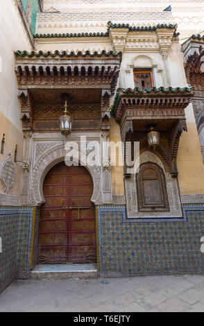 Alte Tür und Fenster in Fes, Marokko Stockfoto