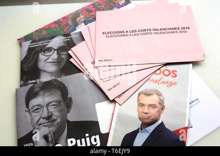 April 2019. Valencia, Spanien. Briefumschläge mit Wahlpropaganda mit den Fotos der wichtigsten politischen Führer, die der Comunity Valencia vorstehen Stockfoto