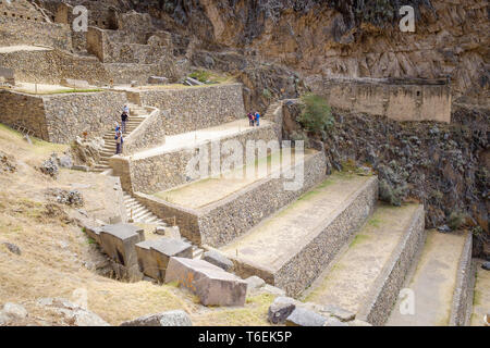 Außerordentliche Terrassen von Pumatallis in Ollantaytambo Inca Archäologische Stätte, Cusco Region, Peru Stockfoto