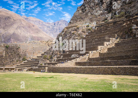 Außerordentliche Terrassen von Pumatallis in Ollantaytambo Inca Archäologische Stätte, Cusco Region, Peru Stockfoto