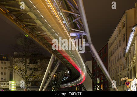 Hochbahn Wuppertal beleuchtet Stockfoto