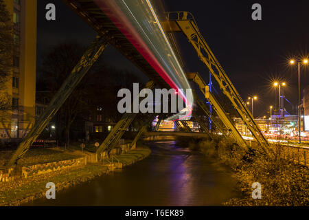 Hochbahn Wuppertal beleuchtet Stockfoto