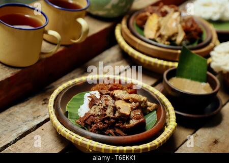 Nasi Gudeg. Traditionellen javanischen Mahlzeit aus gedämpftem Reis mit jackfruit Eintopf, Chicken Curry, und Vieh Haut cracker Eintopf. Stockfoto