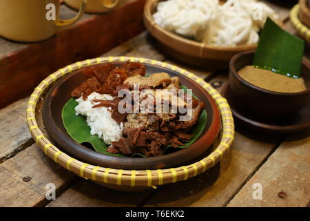 Nasi Gudeg. Traditionellen javanischen Mahlzeit aus gedämpftem Reis mit jackfruit Eintopf, Chicken Curry, und Vieh Haut cracker Eintopf. Stockfoto