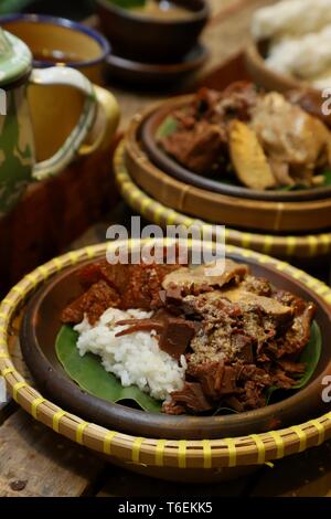 Nasi Gudeg. Traditionellen javanischen Mahlzeit aus gedämpftem Reis mit jackfruit Eintopf, Chicken Curry, und Vieh Haut cracker Eintopf. Stockfoto