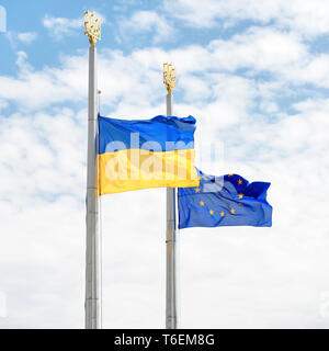 Flaggen von Europa und der Ukraine Stockfoto