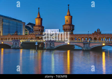 Die Oberbaumbridge und die Spree in Berlin bei Nacht Stockfoto