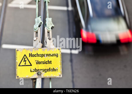 Oberleitung, Schild Hochspannung Vorsicht Lebensgefahr, Duesseldorf, Deutschland, Europa Stockfoto