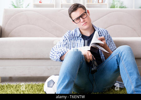 Junge Student versucht zu studieren und spielen Spiele Balance Stockfoto