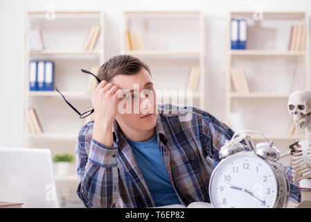 Student und Skelett Vorbereitung auf Schule Prüfungen Stockfoto