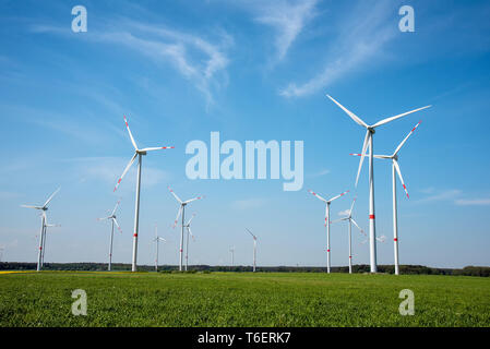 Moderne Windenergieanlagen an einem sonnigen Tag in Deutschland gesehen Stockfoto