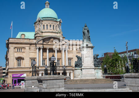 Hull City Hall mit Queen Victoria Statue vor Stockfoto