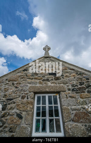 Fenster und in einer Kirche Kreuz Stockfoto