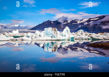 Eisberge in der Wasseroberfläche spiegeln Stockfoto