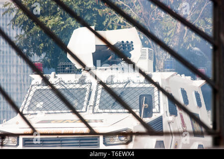 Die Demonstranten nahmen die Straßen nach Juan Guiadó mit einer Gruppe von militärischen Fragen gegen Maduro zu protestieren die Usurpation des Vorsitzes zu beenden. Stockfoto