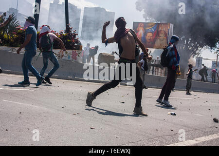 Die Demonstranten nahmen die Straßen nach Juan Guiadó mit einer Gruppe von militärischen Fragen gegen Maduro zu protestieren die Usurpation des Vorsitzes zu beenden. Stockfoto