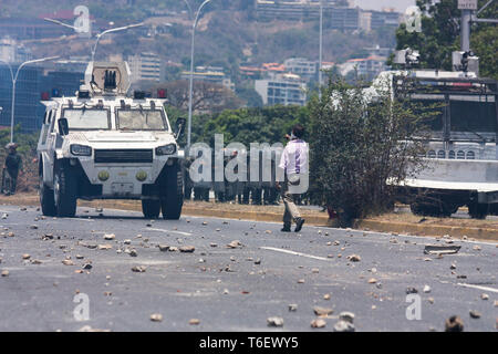 Die Demonstranten nahmen die Straßen nach Juan Guiadó mit einer Gruppe von militärischen Fragen gegen Maduro zu protestieren die Usurpation des Vorsitzes zu beenden. Stockfoto