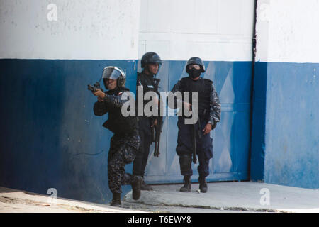 Die Demonstranten nahmen die Straßen nach Juan Guiadó mit einer Gruppe von militärischen Fragen gegen Maduro zu protestieren die Usurpation des Vorsitzes zu beenden. Stockfoto