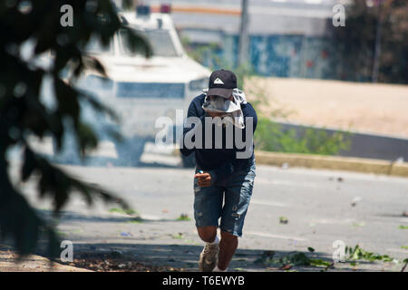 Die Demonstranten nahmen die Straßen nach Juan Guiadó mit einer Gruppe von militärischen Fragen gegen Maduro zu protestieren die Usurpation des Vorsitzes zu beenden. Stockfoto