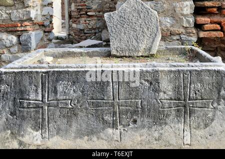 Steinernen Sarkophag mit drei Kreuze Johannes Basilika Ruinen Selcuk Stockfoto