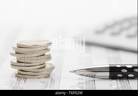 Gestapelte Euromünzen und -rechner Handauflegen Financial Business Diagramm der Börse Stockfoto