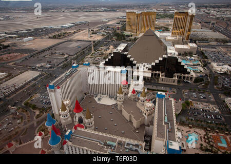 Antenne von Excalibur Hotel And Casino, Luxor und Mandalay Bay in Las Vegas Stockfoto