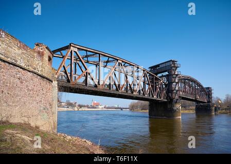 Historische Liftbrücke über die Elbe in Magdeburg Stockfoto