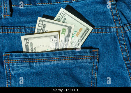 Geld in Blue Jeans Tasche Stockfoto