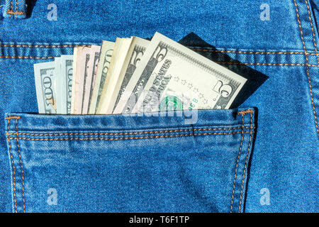 Batch von Geld in Blue Jeans Tasche Stockfoto