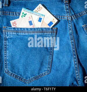 Geld in Blue Jeans Tasche Stockfoto