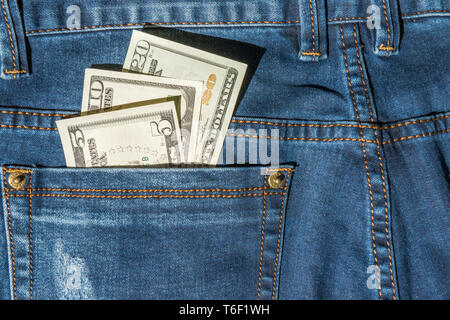 Geld in Blue Jeans Tasche Stockfoto