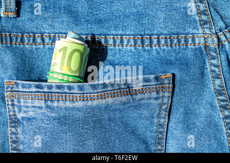 Einführung von Euro-Banknoten in einer Tasche Stockfoto