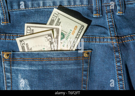 Geld in Blue Jeans Tasche Stockfoto