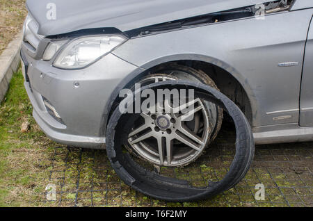 Silver Auto mit kaputten Reifen verlassen Stockfoto