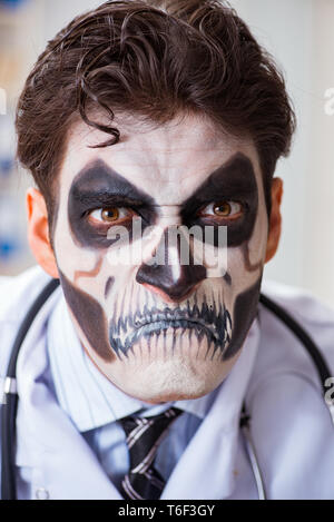 Scary monster Arzt im Labor arbeiten Stockfoto