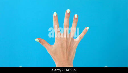 Closeup weibliche Hand zählen bis zum 5. Stockfoto