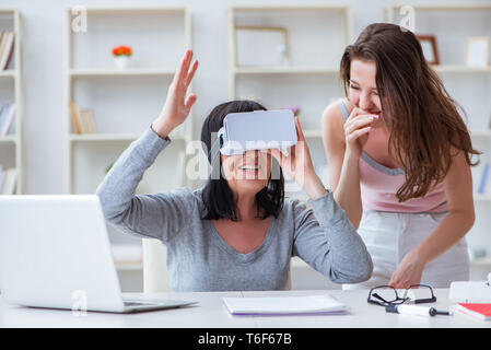 Ältere Frau mit Virtual reality Brillen Stockfoto
