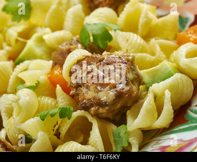 Orecchiette mit Mini Huhn Fleischbällchen Stockfoto