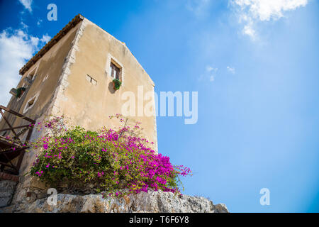 Sizilien, Italien. Altes Haus mit lila Blüten in Syrakus. Stockfoto