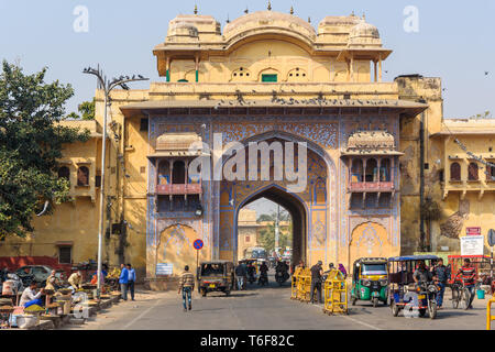 Jaipur, Indien - Februar 01, 2019: Tripolia Tor zur Stadt Palast in Jaipur. Rajasthan Stockfoto