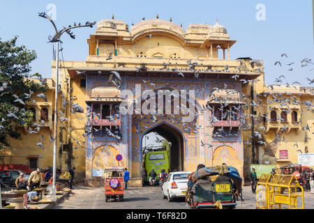 Jaipur, Indien - Februar 01, 2019: Tripolia Tor zur Stadt Palast in Jaipur. Rajasthan Stockfoto